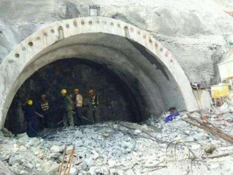 移動(dòng)式洞渣破碎生產(chǎn)線(xiàn)